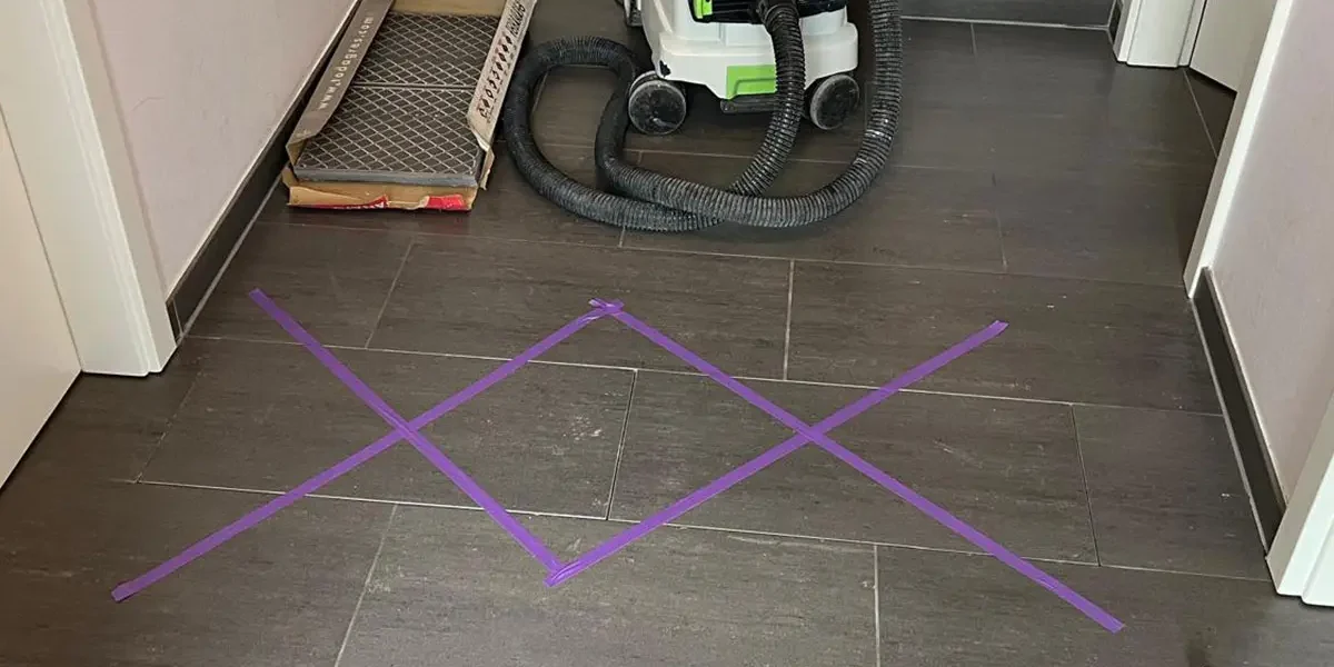 bodenfliesen-sanierung-nach-estrichriss-im-eingangsbereich