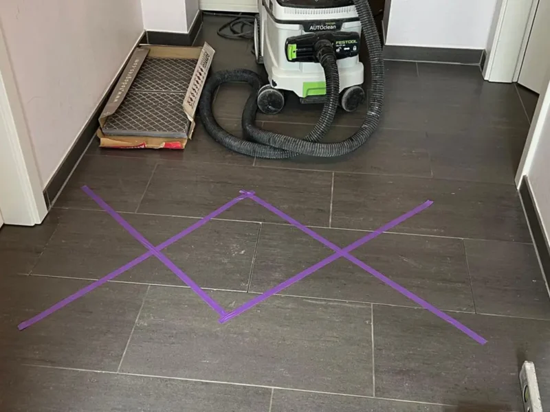 Bodenfliesen-Sanierung nach Estrichriss im Eingangsbereich