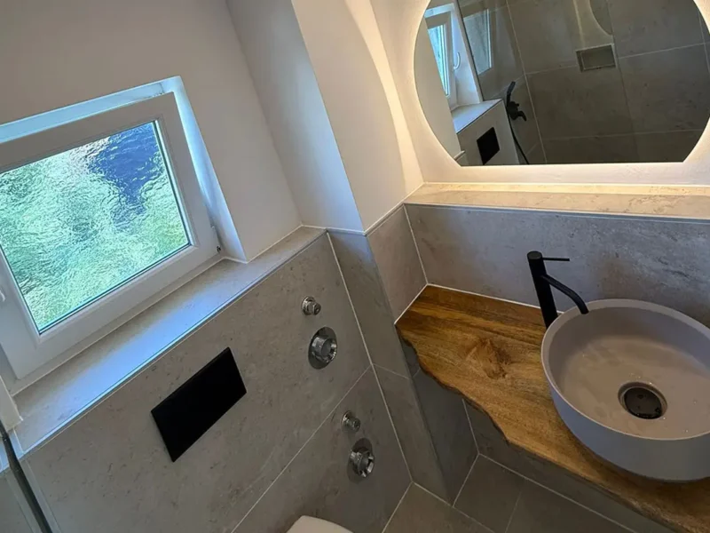 Komplette Badsanierung mit bodenebener Dusche und neuer Haustechnik